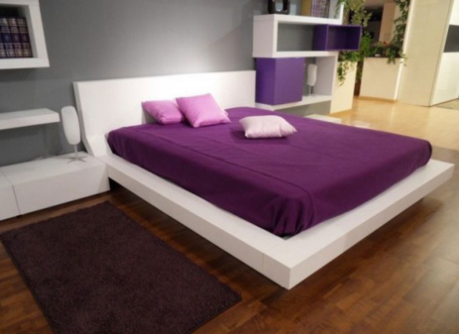 Кровать сиреневого цвета в интерьере