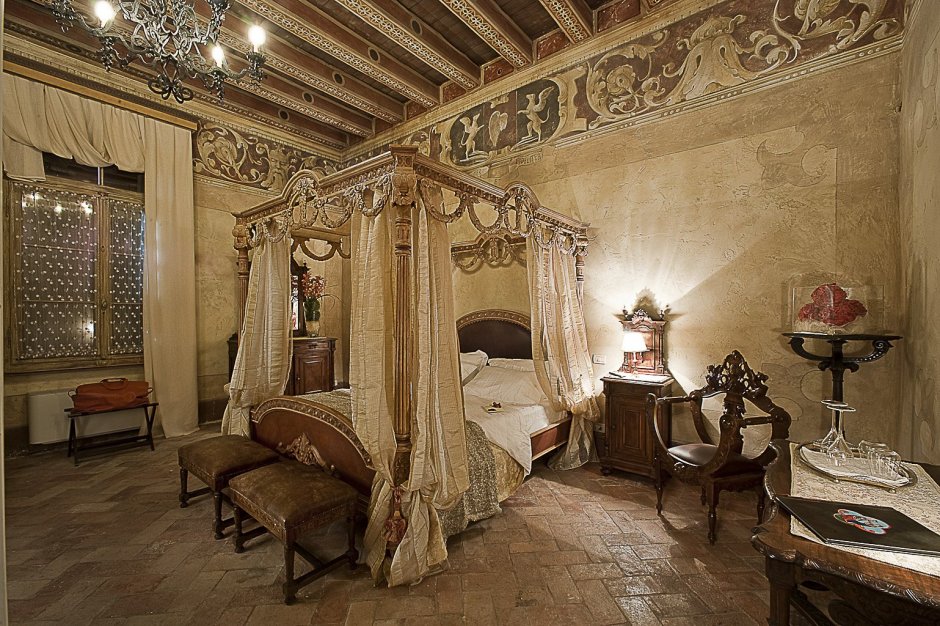 Спальня в старинном стиле замка