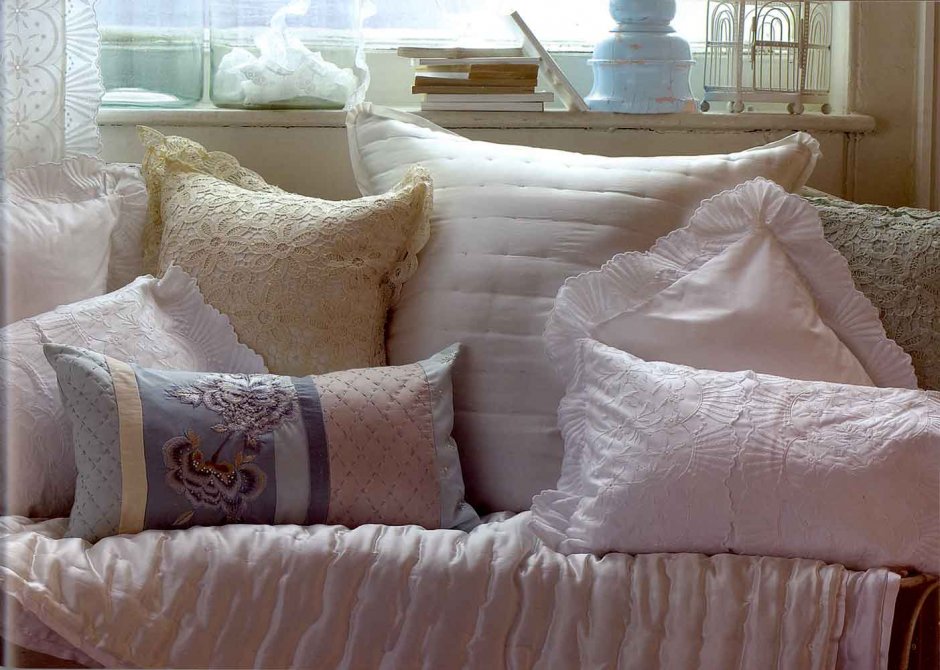 Уютная постель с подушками