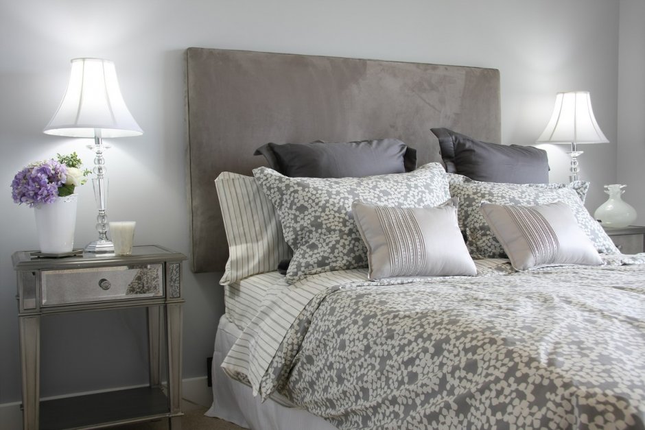 Декоративная подушка в спальню сочетание с серым
