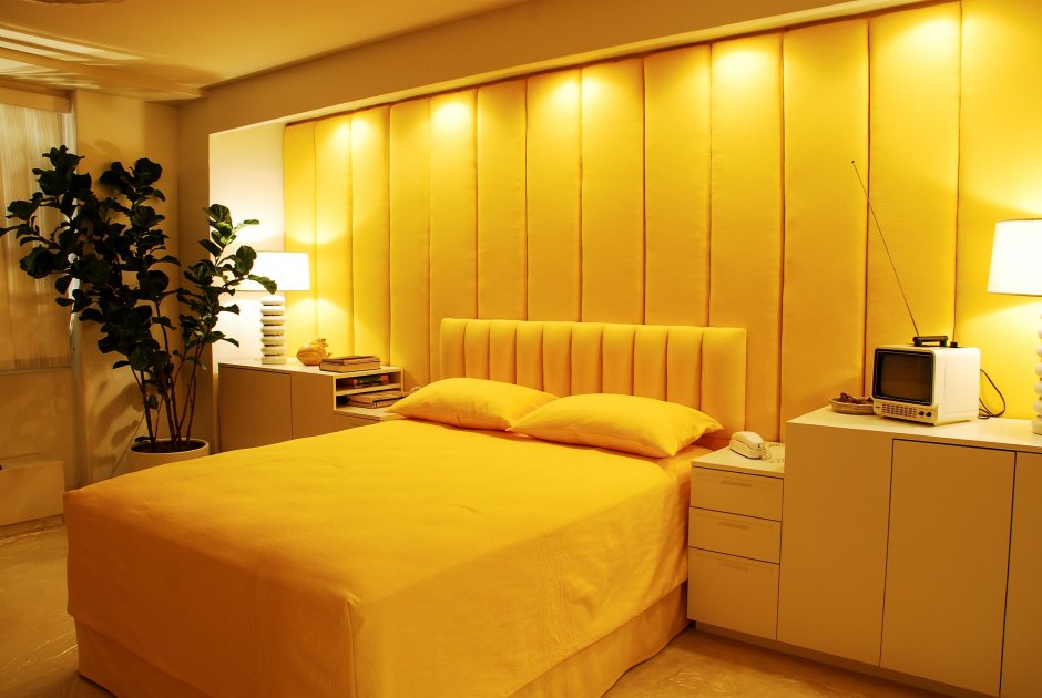 Комната спальня с желтым цветом