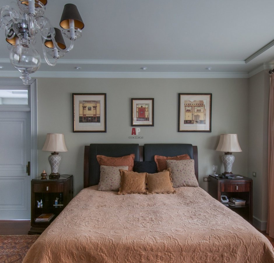 Спальня с коричневыми крашеными стенами