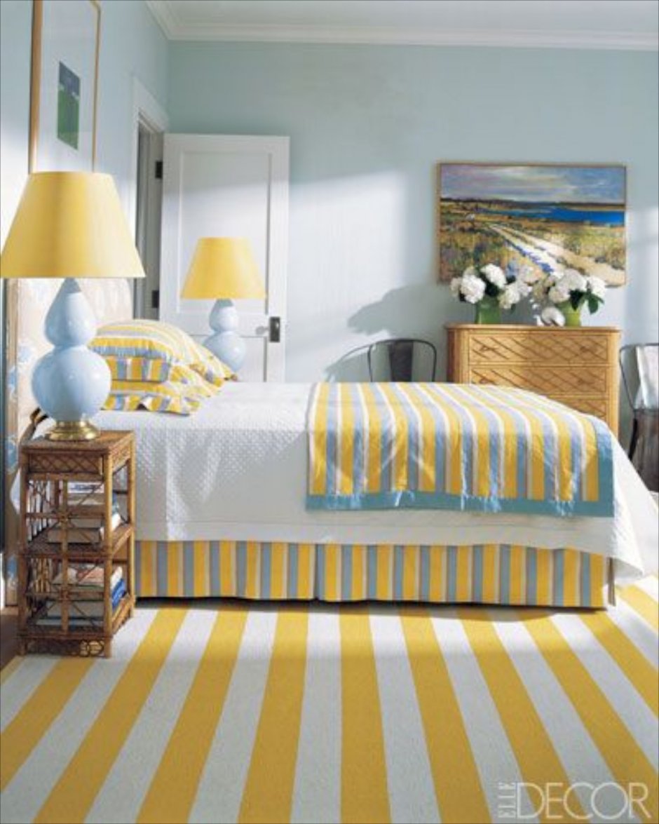 Синяя спальня с желтыми акцентами