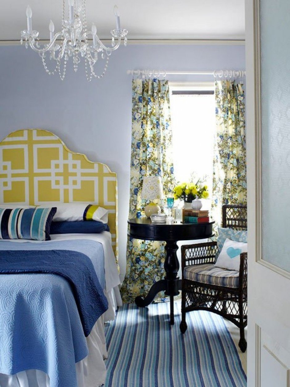 Голубая спальня желтые шторы