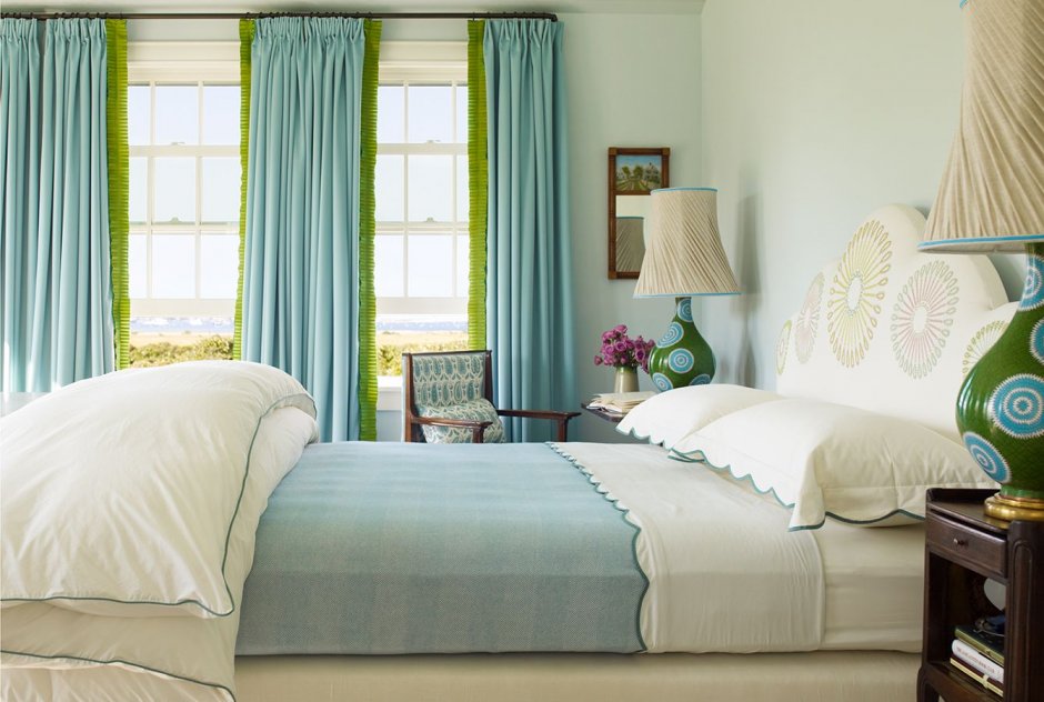 Современный текстиль в интерьер спальни на зеленую кровать