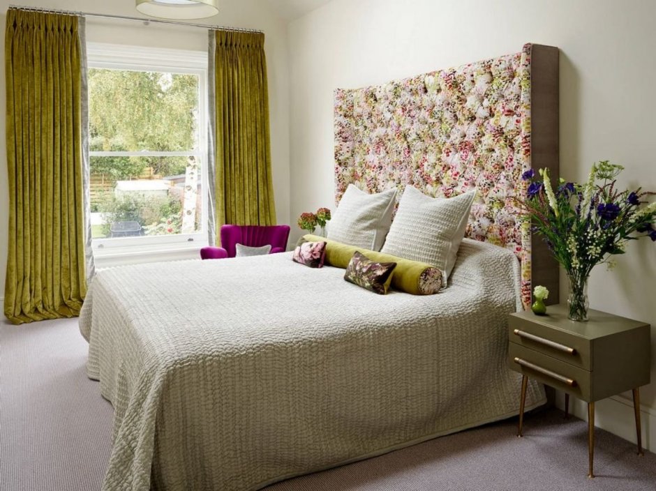 Спальня с цветочными шторами