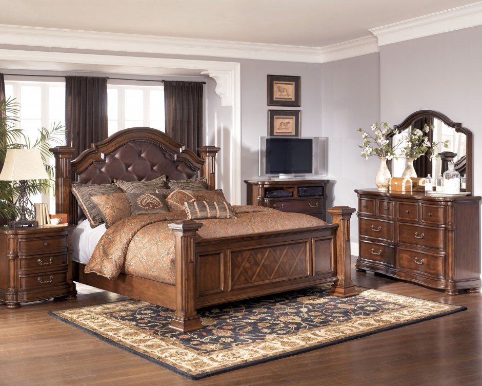 Спальня в классическом стиле с деревянной мебелью