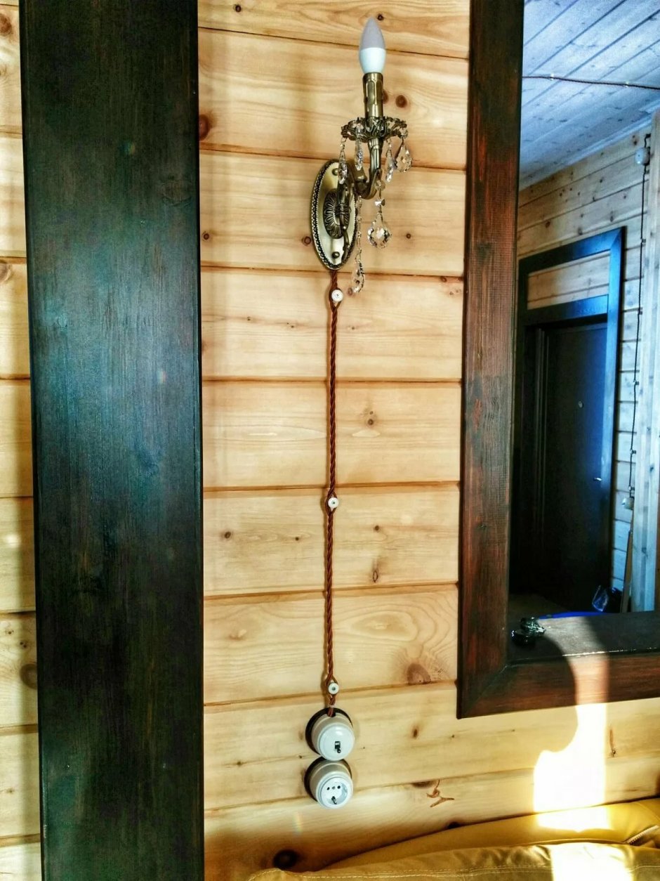 Декоративная проводка в деревянном доме