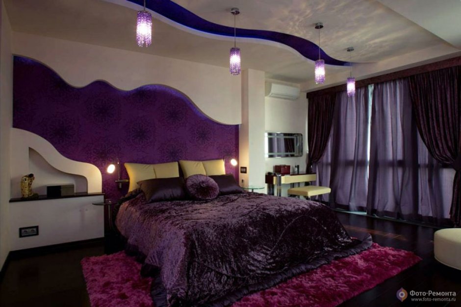 Спальня с фиолетовым потолком