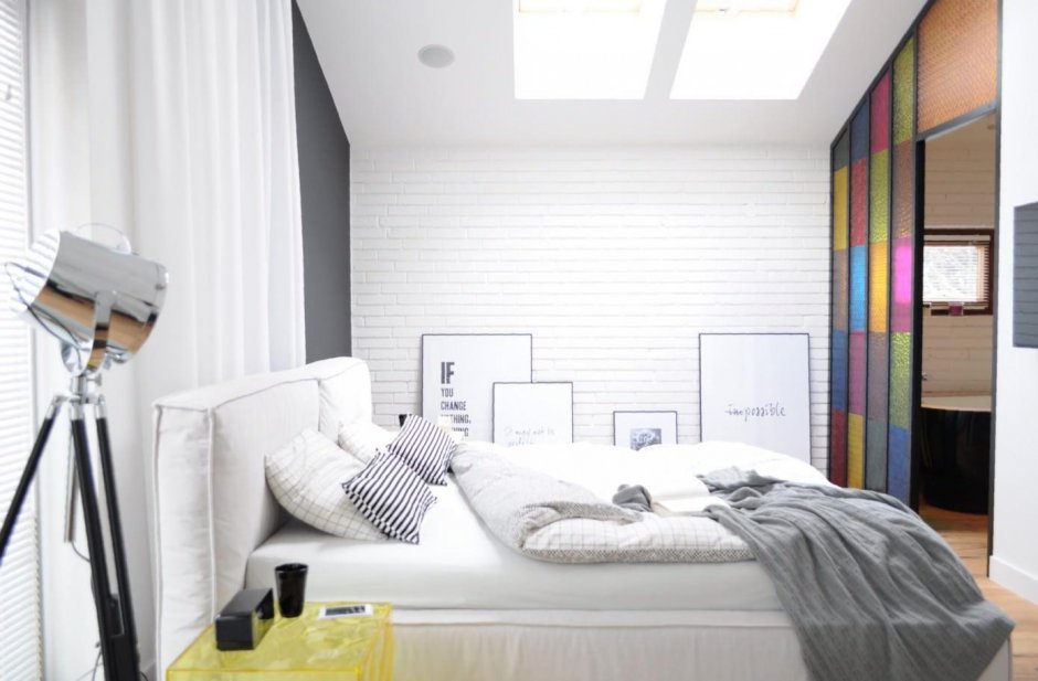 Спальня светлая в стиле лофт с яркими цветами