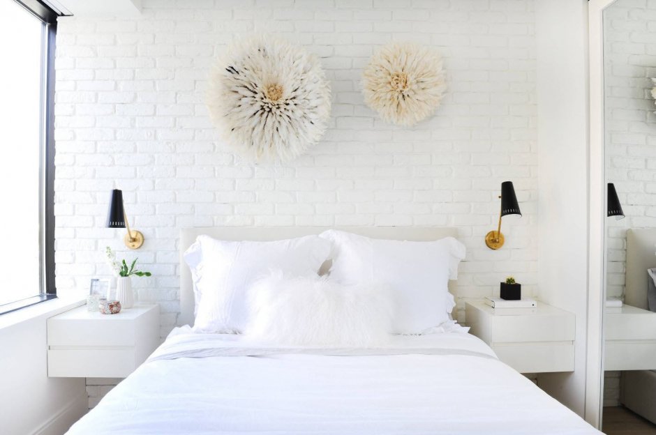 Кровать под белую кирпичную стену