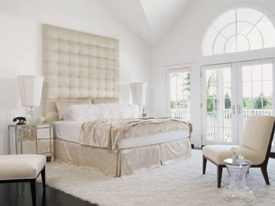 Спальня в пастельных тонах с белой мебелью