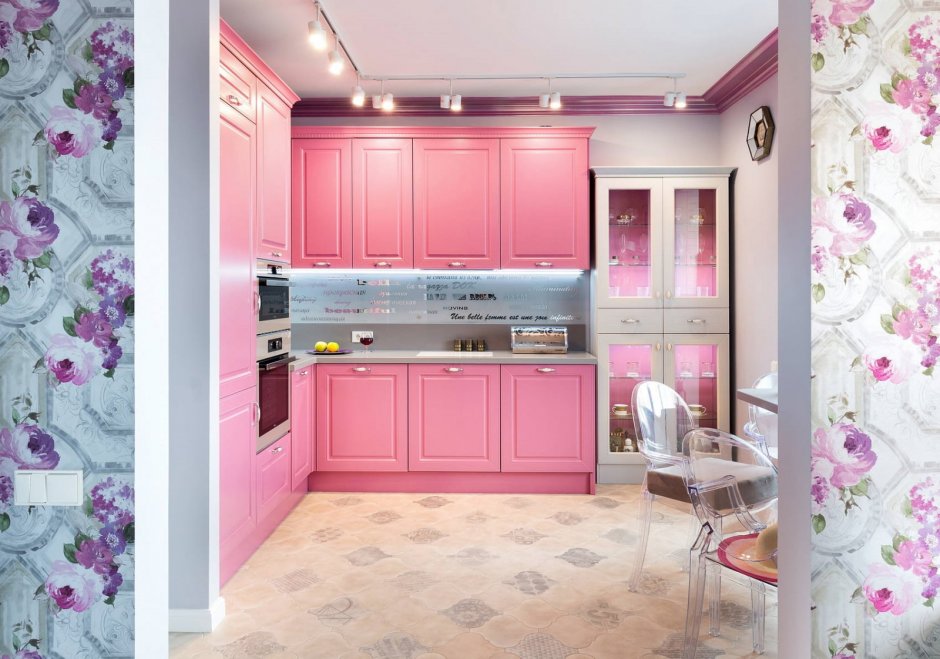 Розовая плитка на кухне