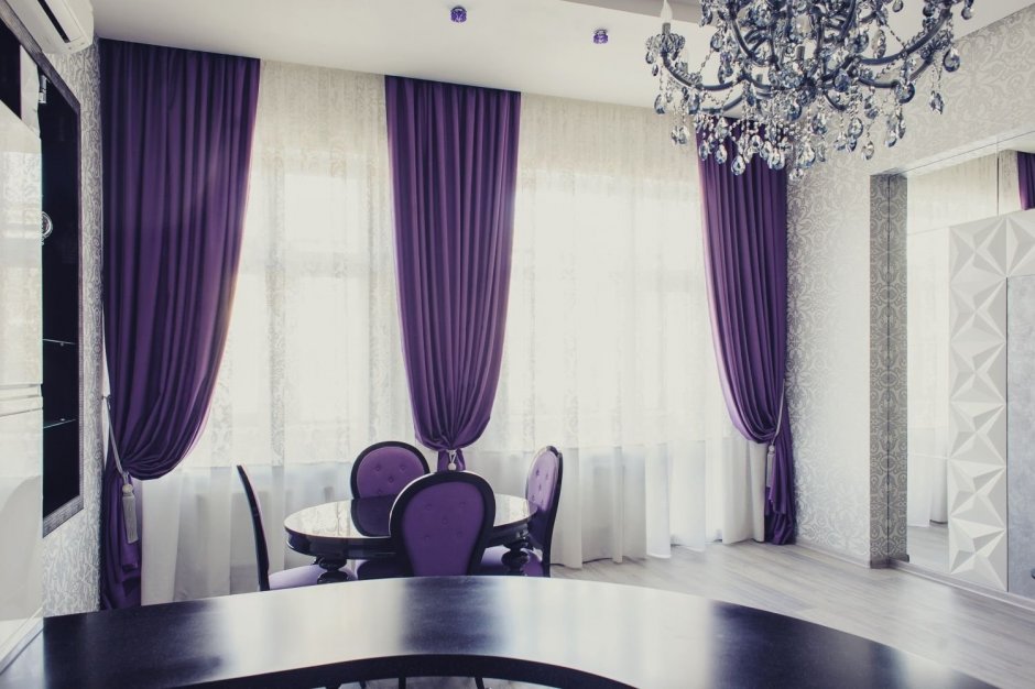 Фиолетовые шторы в интерьере гостиной цвета венге