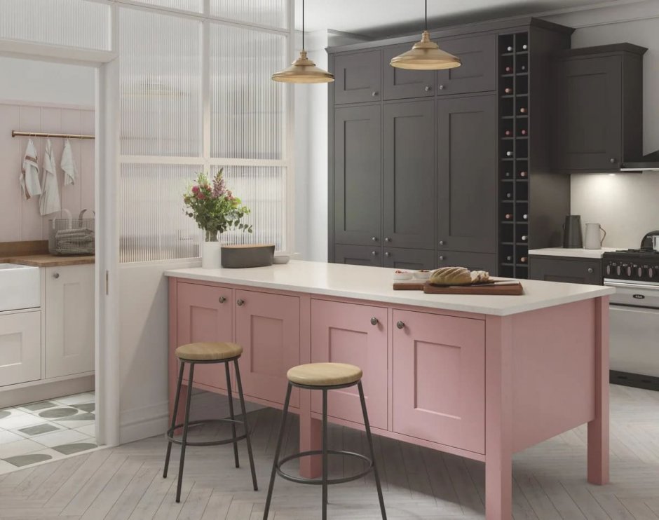 Белая кухня с розовыми стульями