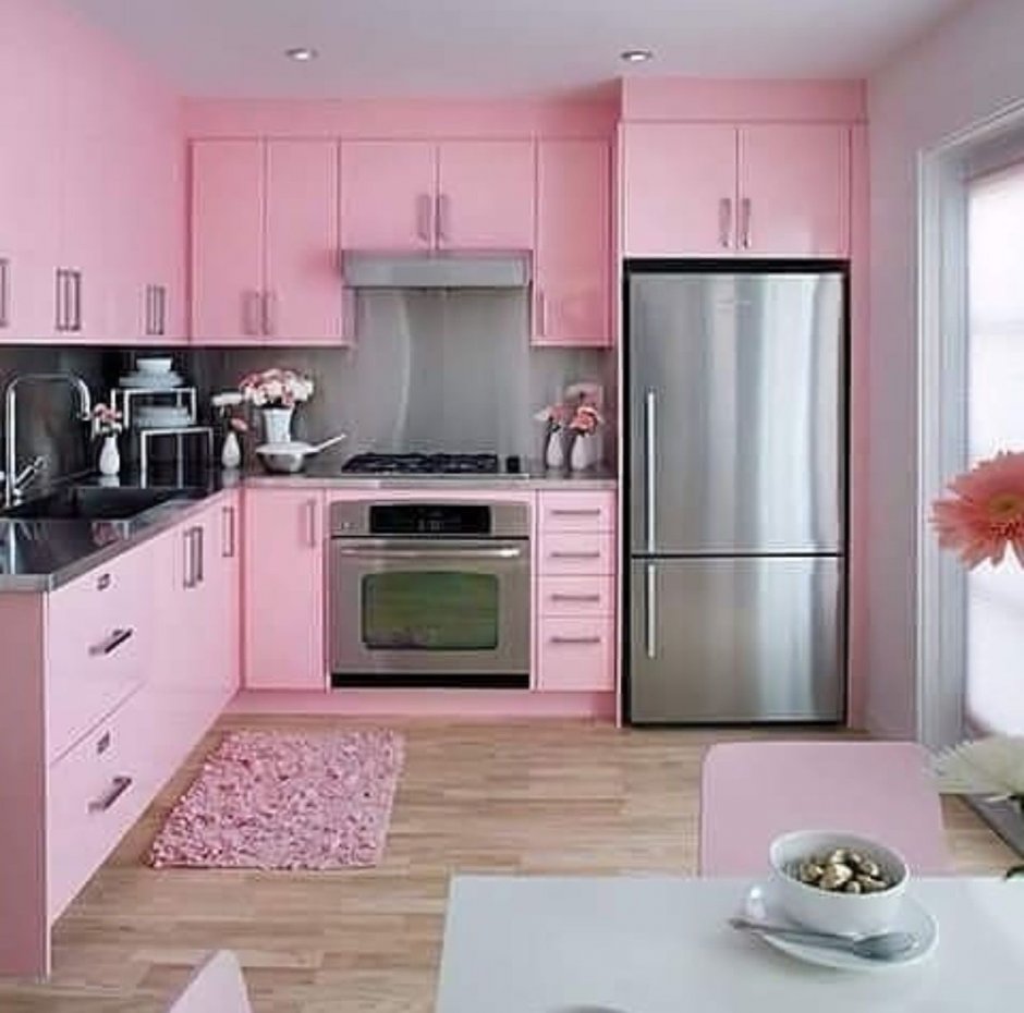 Кухня с розовым фартуком