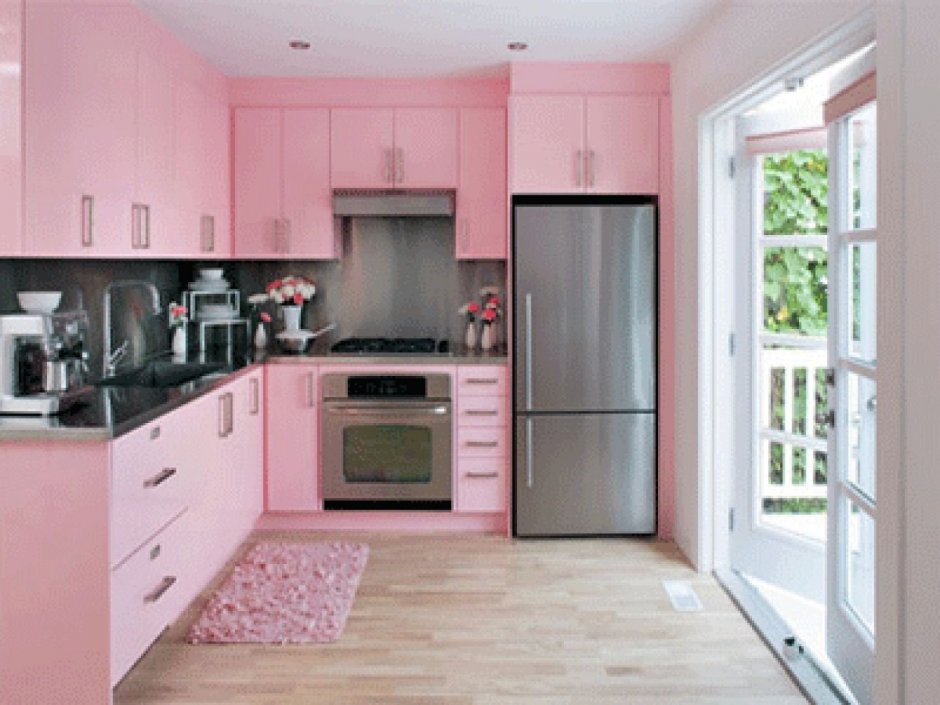 Маленькая кухня в розовом цвете