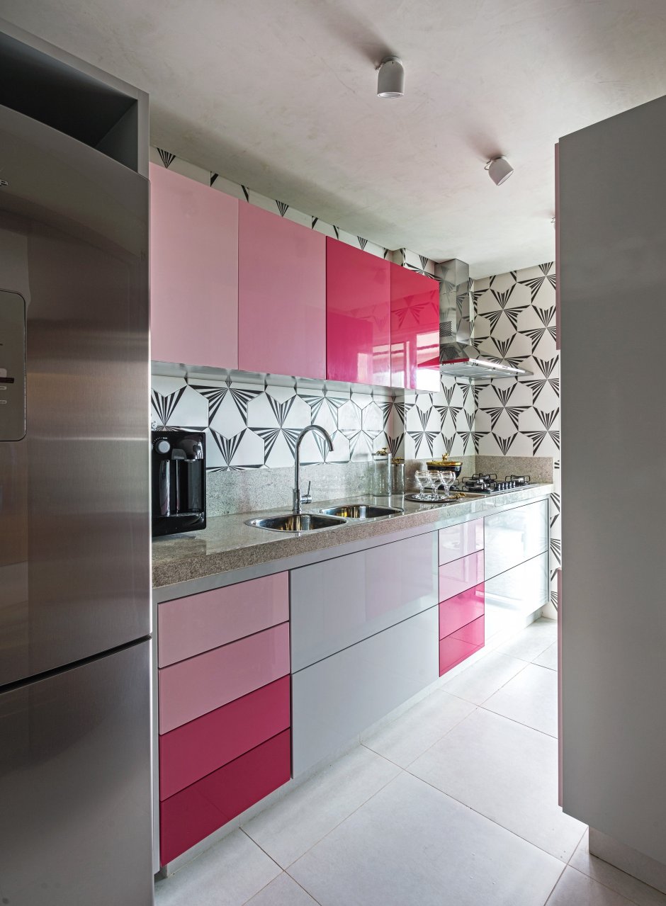 Двухъярусная кухня в серо розовом цвете