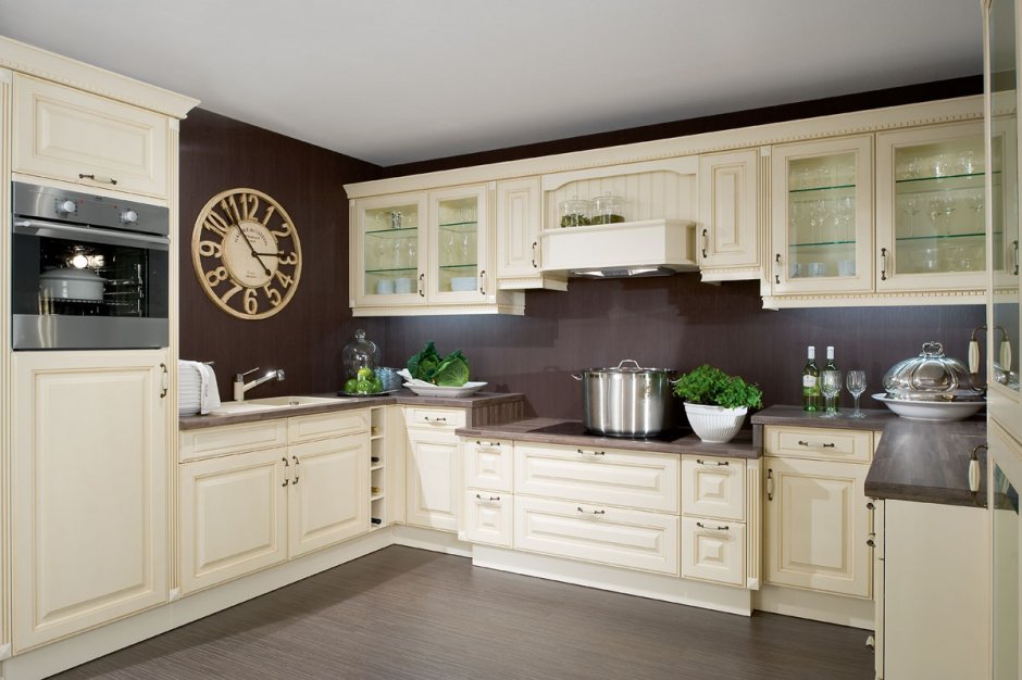 Кухня цвета ваниль в классическом стиле