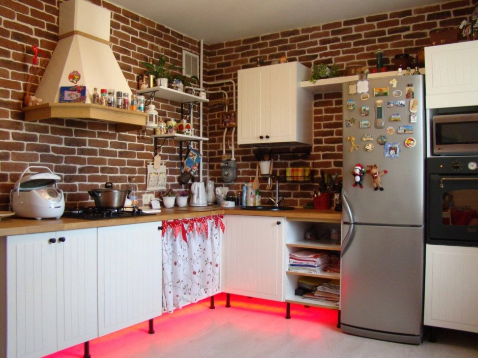 Классическая белая кухня без верхних шкафов крупная плитка с золотом