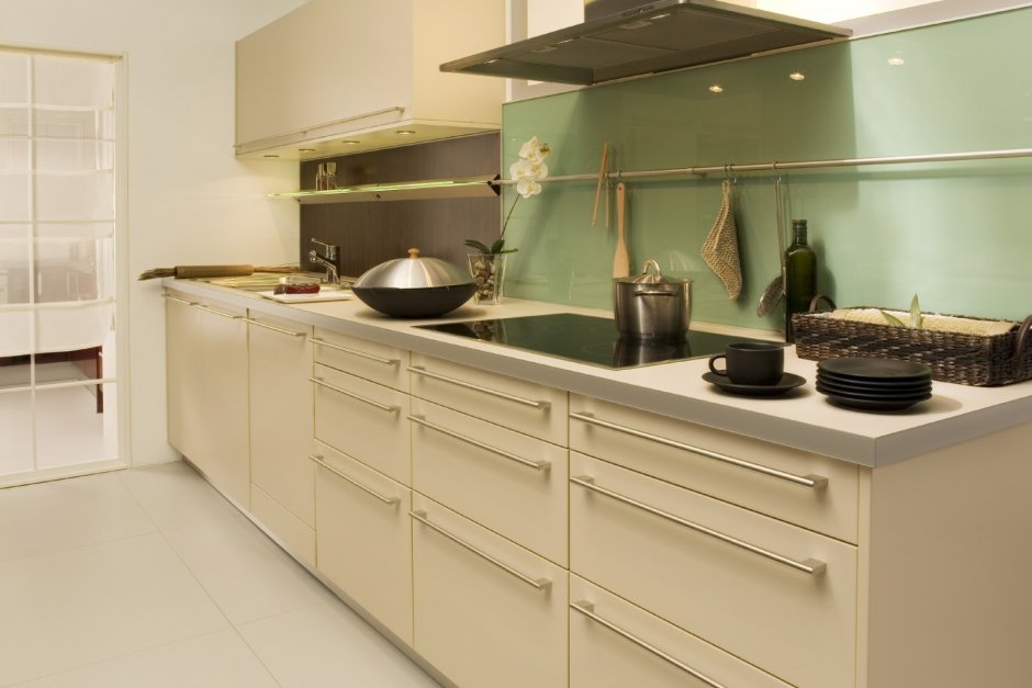 Кухонный гарнитур цвет ваниль с темным полом фото без верхних шкафов