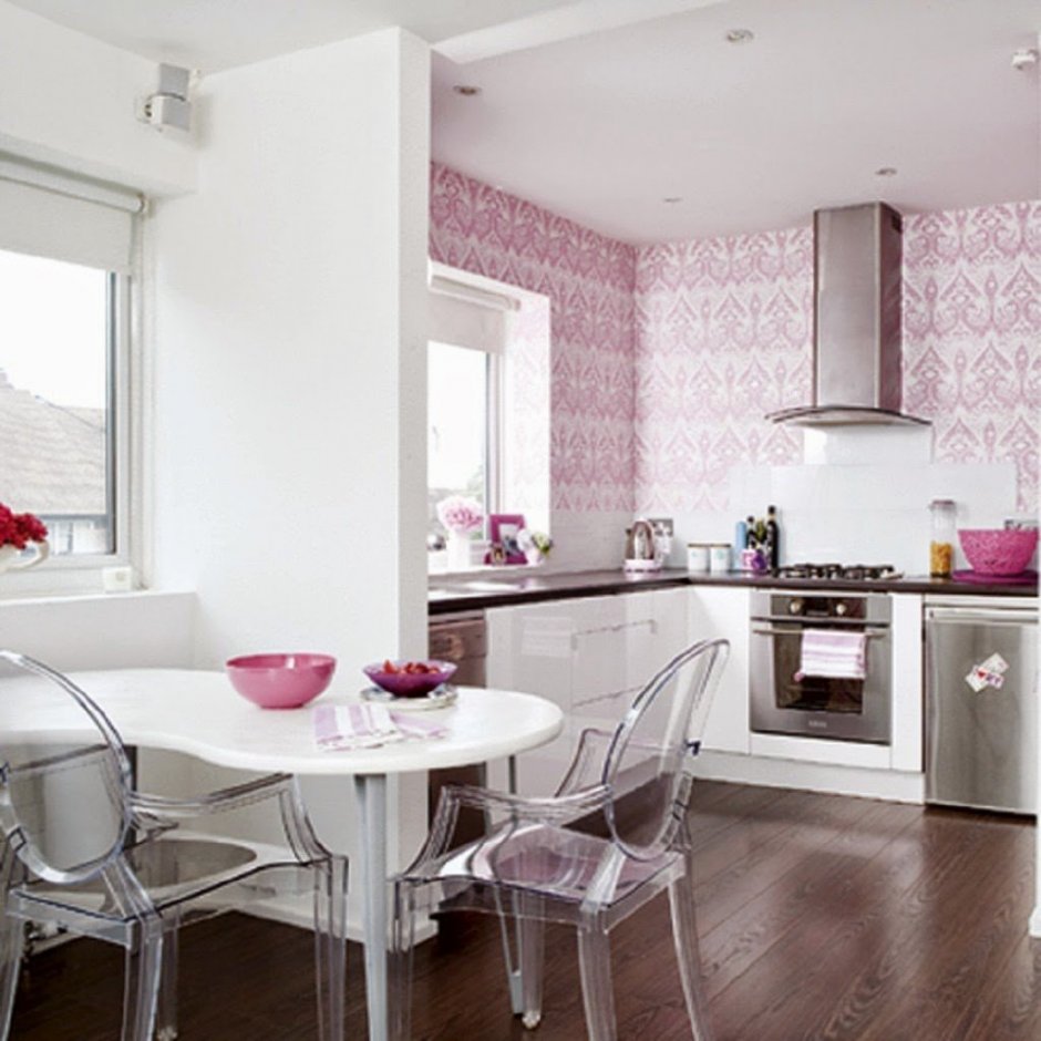 Белая кухня с розовыми стенами
