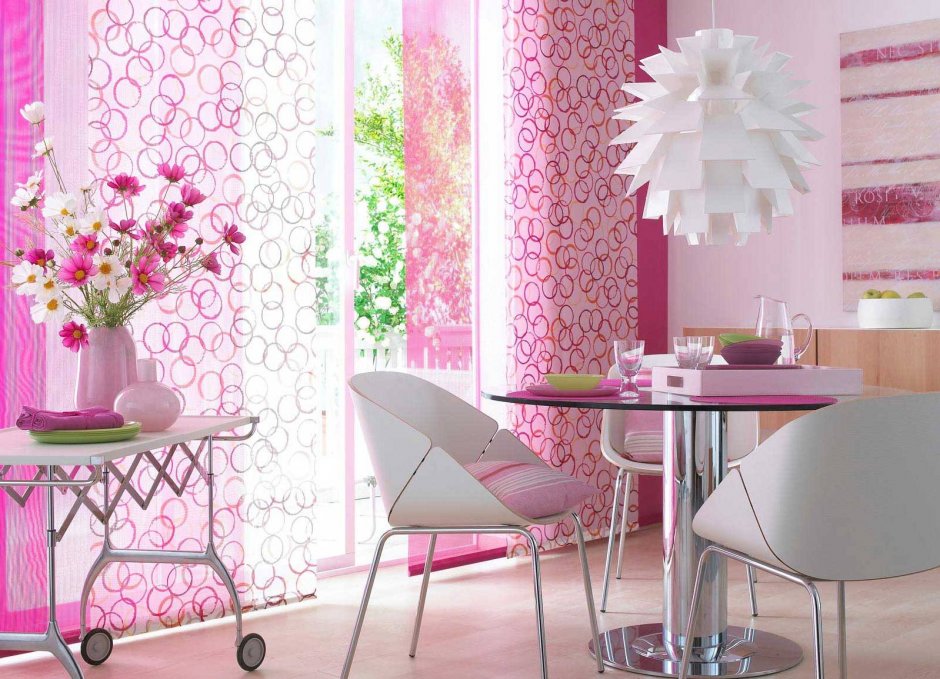 Декор к розовой стене на кухне