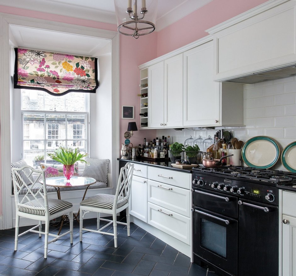 Белая кухня с розовыми стенами