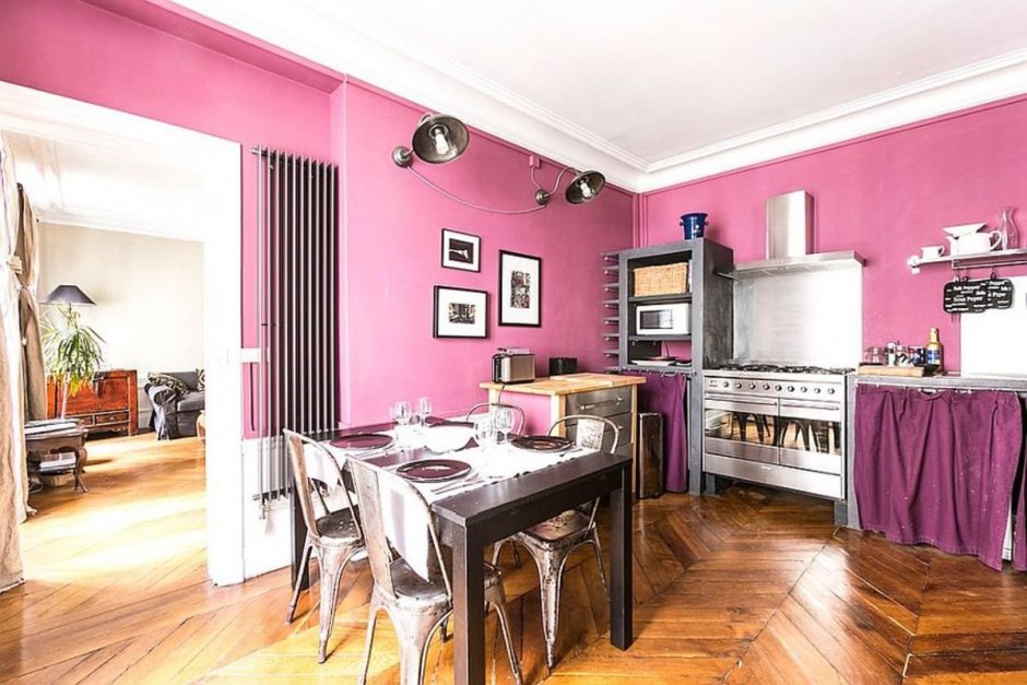 Кухня розово серая с деревянным столом