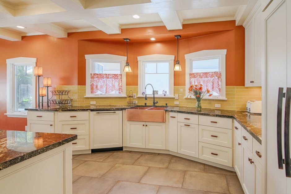Оранжевые стены на кухне