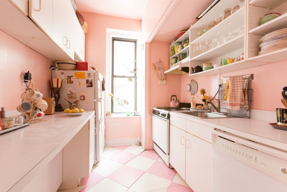 Бежевая кухня с розовыми обоями