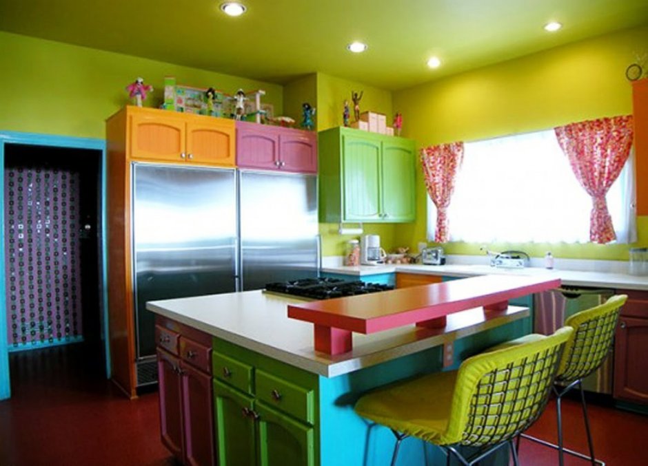 Яркие цвета в интерьере кухни
