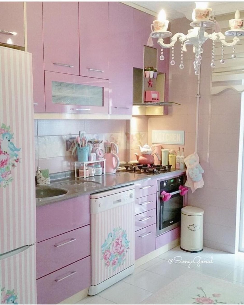 Интерьер кухни в розовом стиле