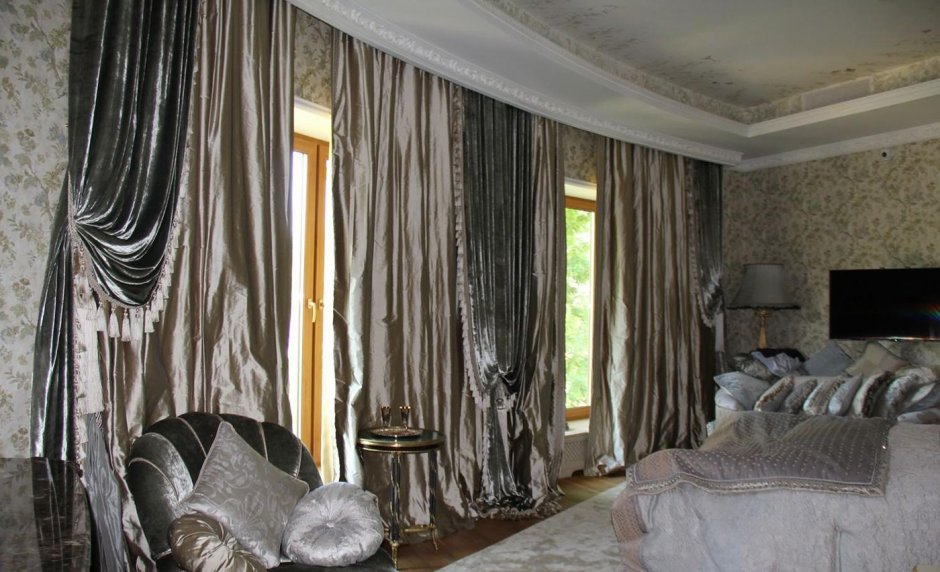 Бархатные шторы в современном интерьере спальни