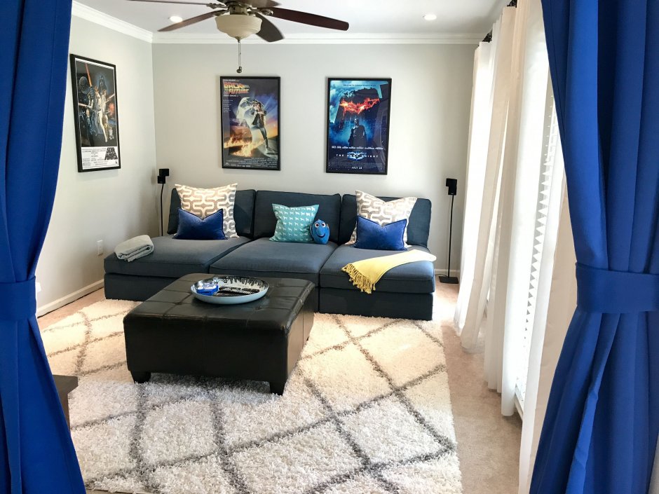 Коричневый диван и синие шторы