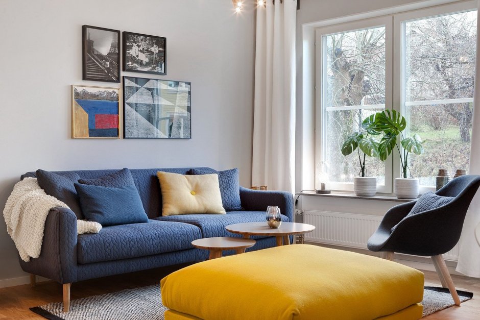 Гостиная в скандинавском стиле с синим диваном