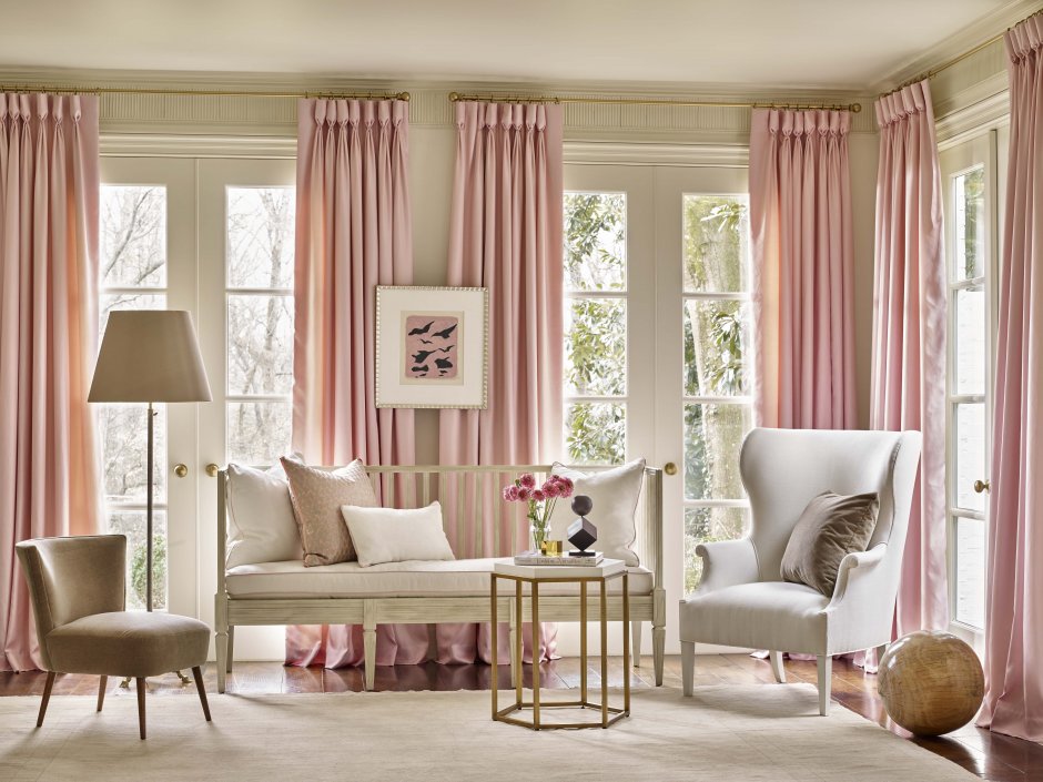 Розовые шторы в интерьере гостиной (63 фото)