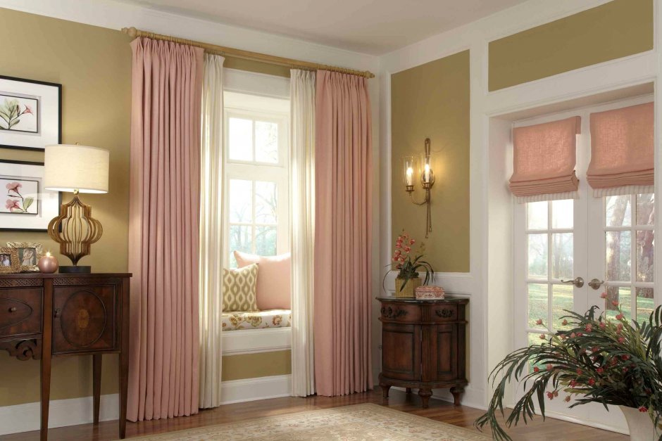 Пыльно-розовые шторы в интерьере гостиной