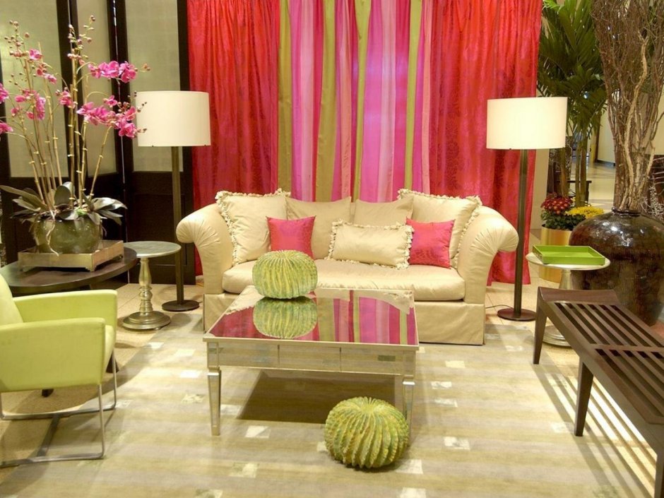 Розовый диван и розовые шторы