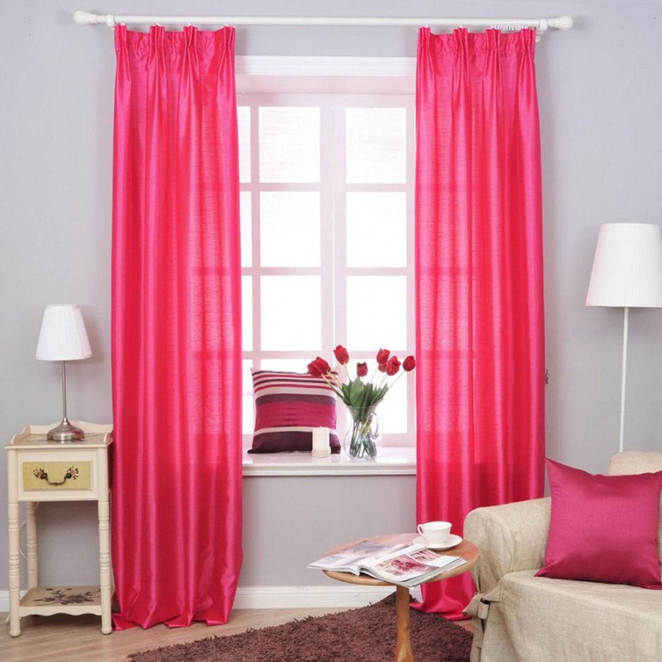 Розовые шторы в интерьере гостиной в небольшой квартире