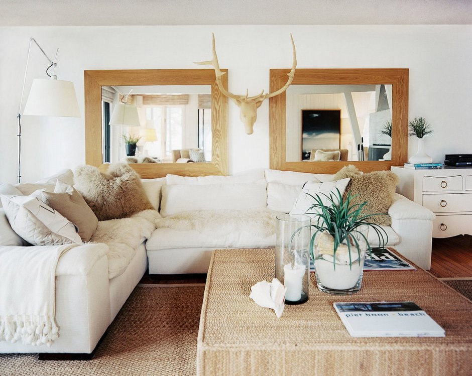 Зеркала над диваном в современном стиле