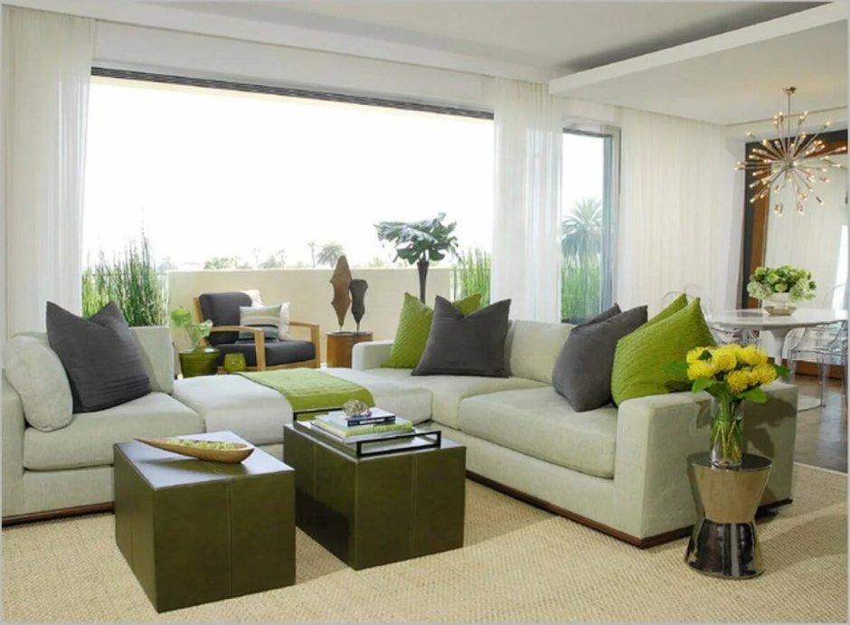 Салатовый диван в интерьере гостиной