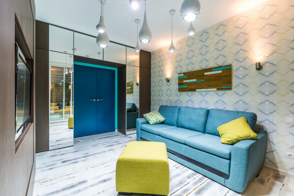 Дизайн комнаты с голубым диваном