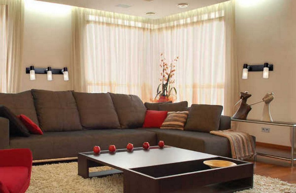 Зал с коричневым диваном