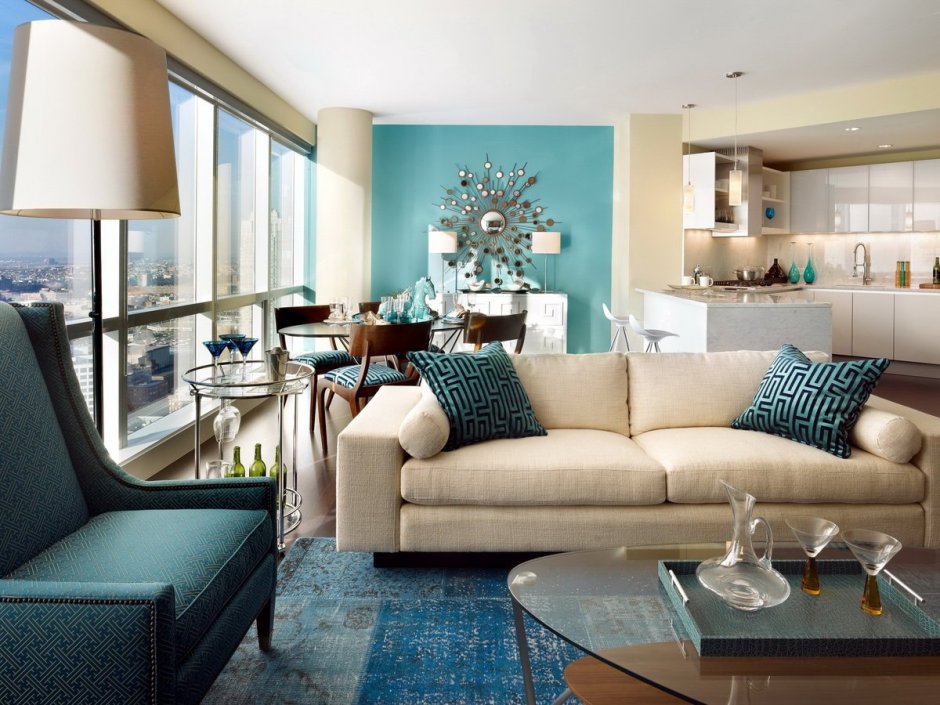 Серо-голубой диван в интерьере гостиной