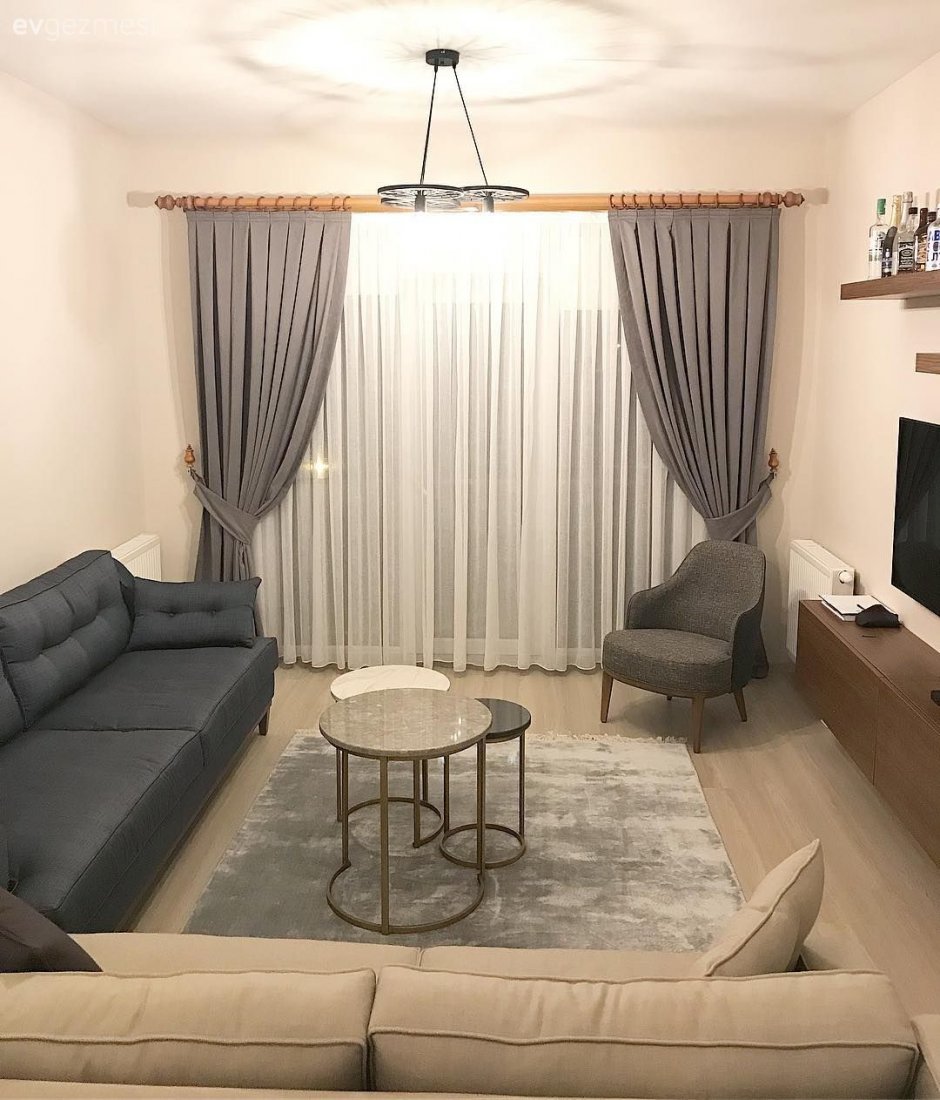 Угловой диван и шторы для гостиной