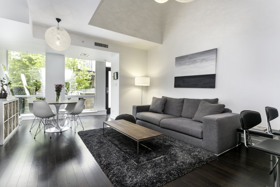 Стильный серый диван в гостинную в стиле Контемпорари