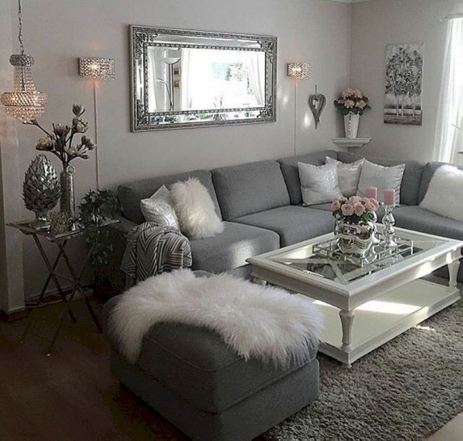 Светлая гостиная с серым диваном
