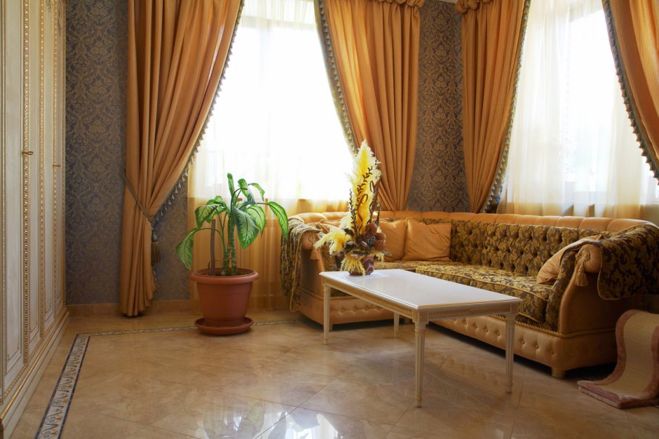Золотистые шторы в интерьере гостиной