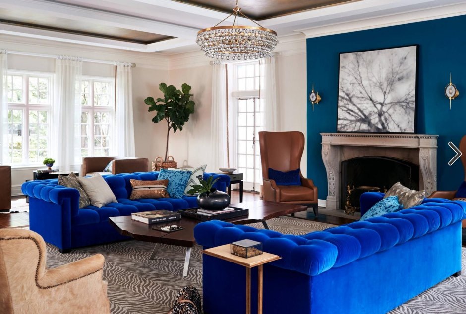 Синий диван в классическом интерьере